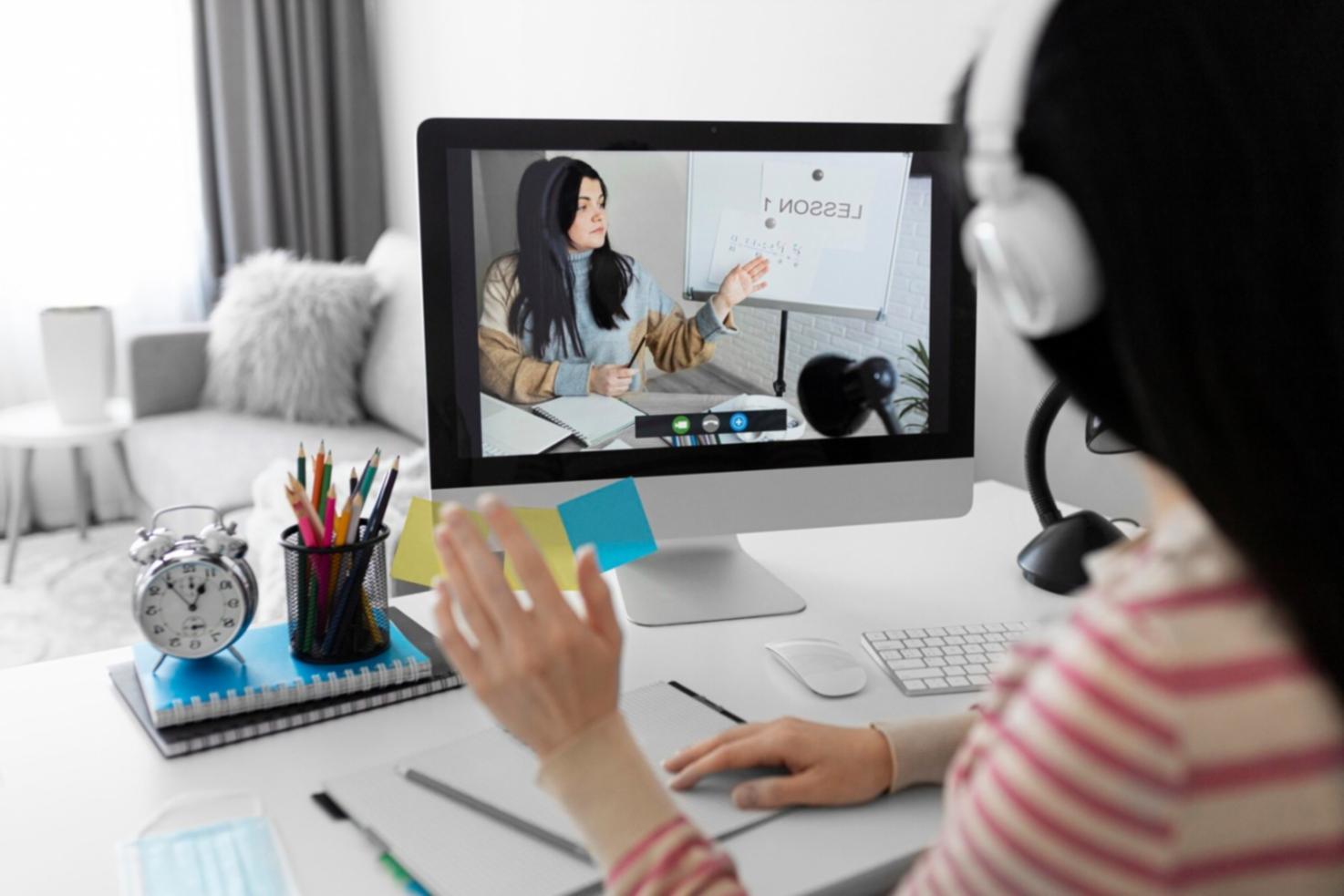 Espacio de trabajo organizado con documentos financieros y herramientas de planificación presupuestaria