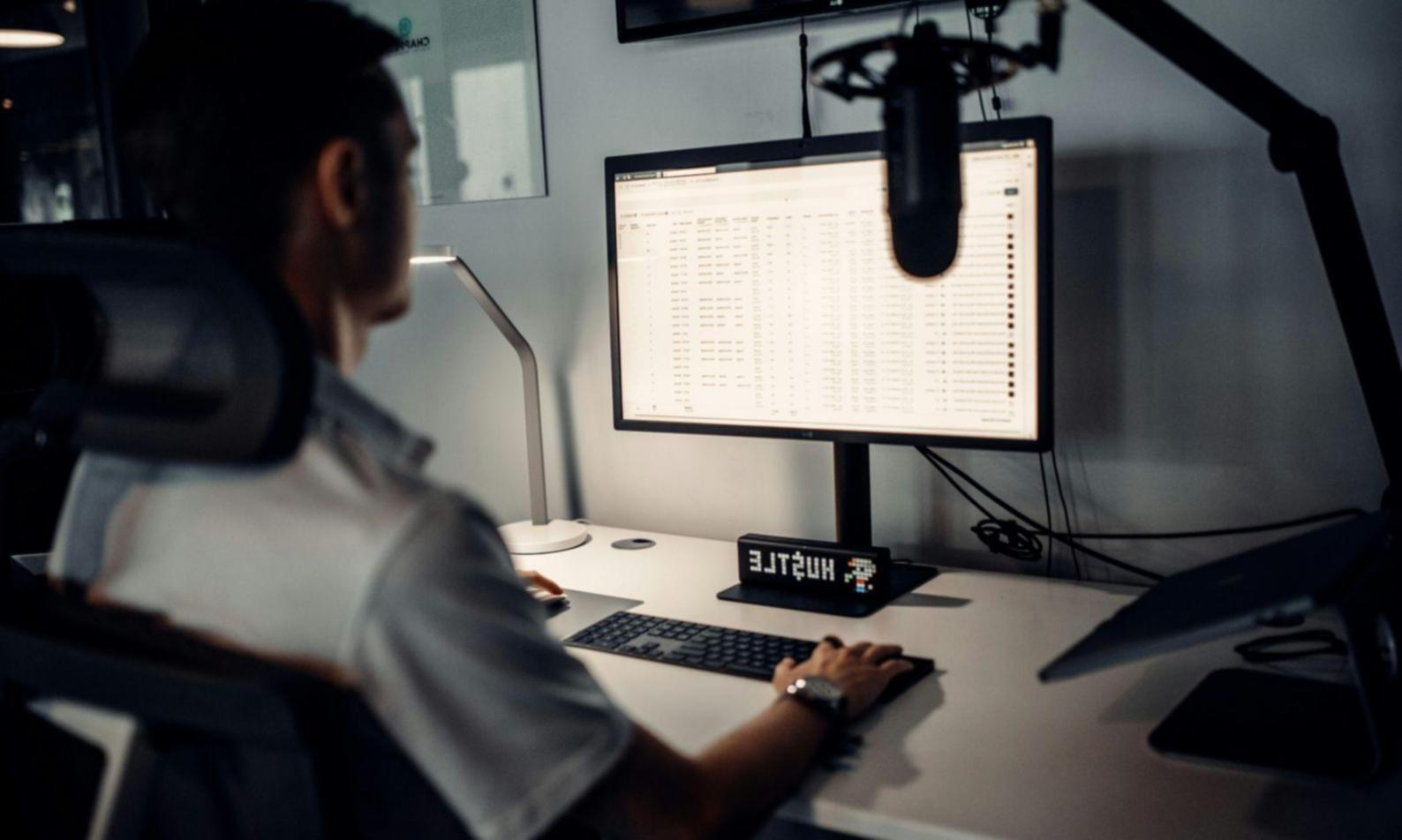 Profesional trabajando en la preparación de presupuestos con documentos y calculadora